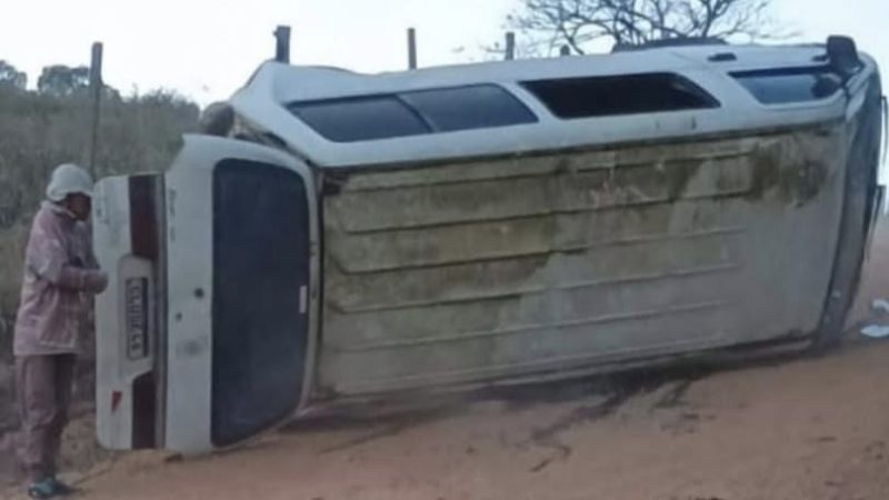 Van com trabalhadores rurais capota em estrada de terra na zona rural de Ibiraci
