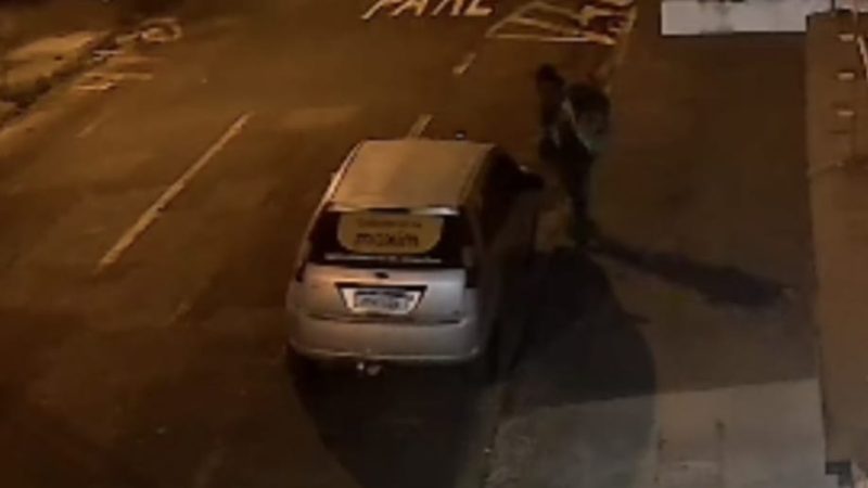 Motorista de aplicativo tem vidro do carro quebrado e bateria furtada durante a madrugada em Franca