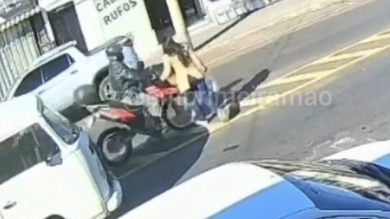 Mulher é atropelada por motociclista ao atravessar avenida fora da faixa em Franca