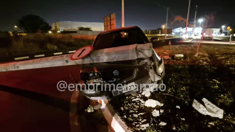 Motorista derruba poste após acidente na Adhemar de Barros em Franca