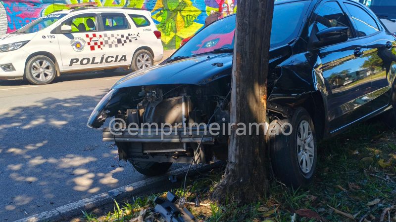 Motorista perde controle de veículo após colisão e colide contra árvore em Franca