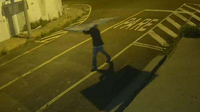 Criminosos são flagrados carregando placas solares no bairro São Joaquim, em Franca
