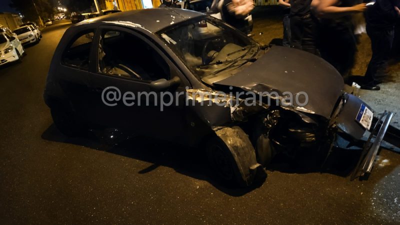 Motorista perde controle e arrebenta carro em poste em Franca