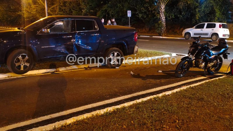 Colisão entre moto e caminhonete deixa entregador com ferimento grave em Franca
