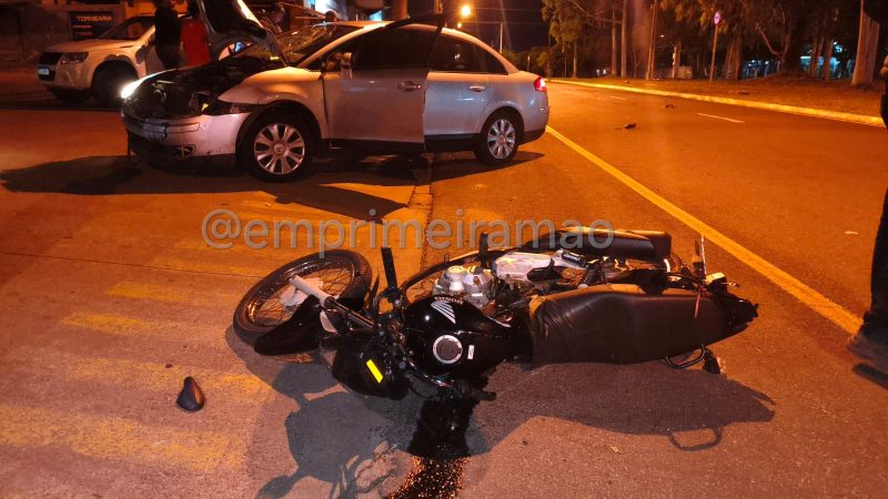 Mulher sofre fratura exposta após colisão entre moto e carro em avenida de Franca