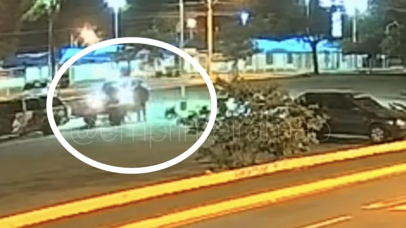 Câmera registra comerciante atropelando mulher de propósito em estacionamento de Franca
