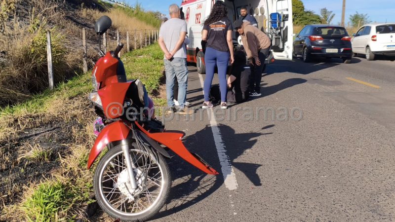 Mulher fica ferida após colisão entre moto e carro em avenida de Franca