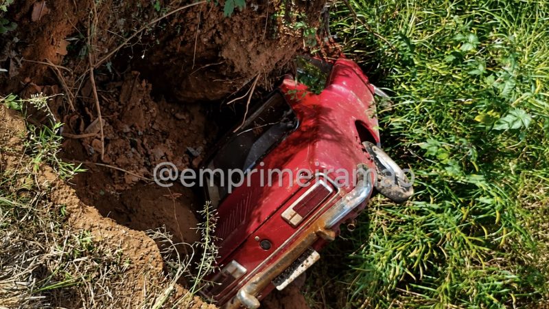 Idoso erra estrada, cai com carro em barranco e morre em Ribeirão Corrente