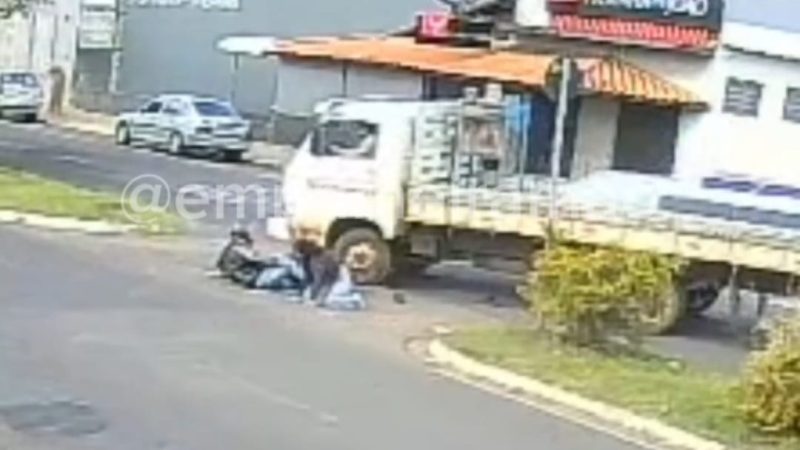 Câmeras registram colisão entre moto e caminhão em avenida de Franca