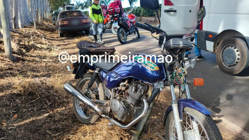 Motociclista derruba cerca após ser atingido por carro em rodovia da região