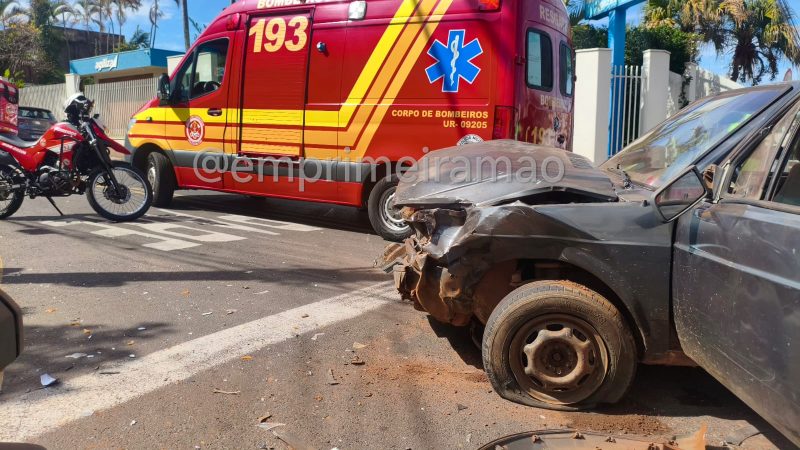 Motorista avança parada obrigatória e causa acidente envolvendo carro onde estava uma bebê