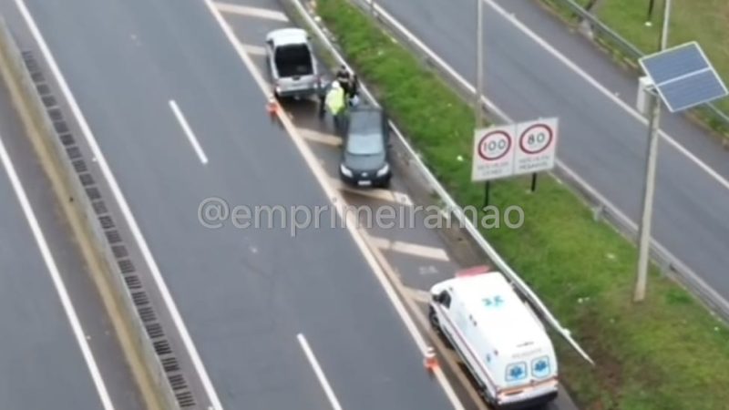 Carro roda na pista e bate em defensa metálica após acidente na Cândido Portinari