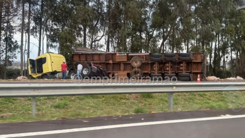 Carreta carregada com cebolas tomba na Rodovia Cândido Portinari