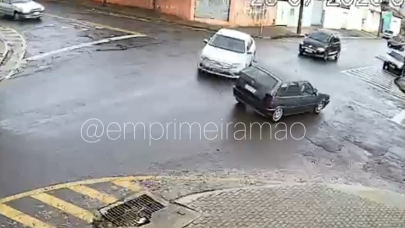 Carro roda após motorista avançar sinal de pare em cruzamento de Franca