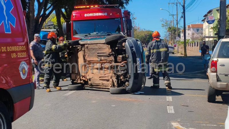 Idoso fica ferido após carro tombar em acidente na Avenida Abrahão Brickmann, em Franca