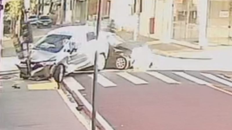 Câmeras registram colisão entre dois veículos em cruzamento da área central de Franca