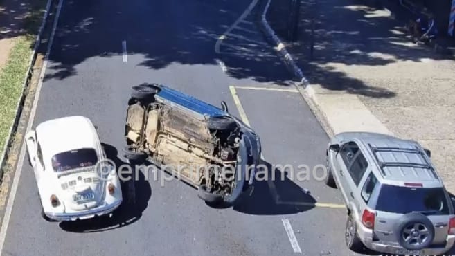 Câmera de monitoramento registra colisão seguida de tombamento em avenida de Franca