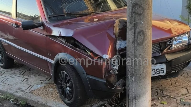 Motorista perde controle de veículo e colide contra poste no Jardim Dermínio
