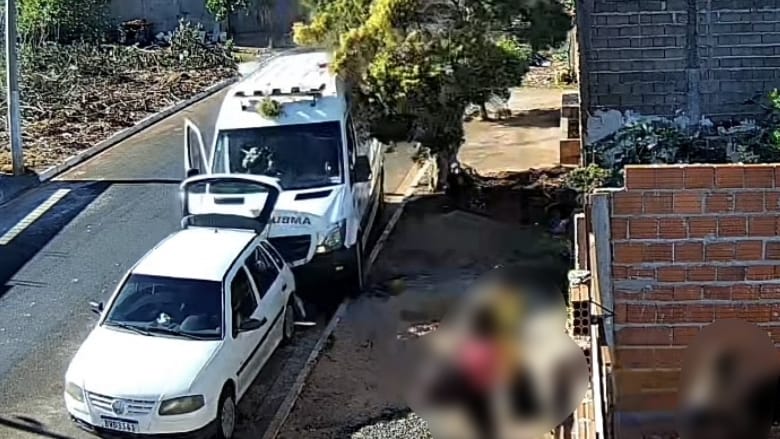 Ambulância desgovernada atinge carro estacionado em Patrocínio Paulista