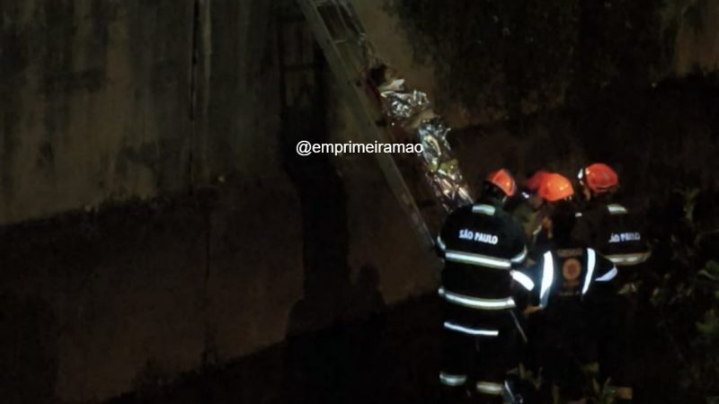 Motociclista fica gravemente ferida após cair em córrego em avenida de Franca
