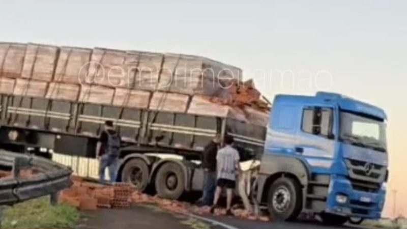 Carga de tijolos se espalha pela pista e interdita ponte no Jardim Guanabara, em Franca