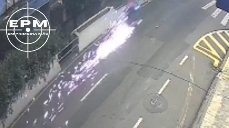 Câmeras flagram momento em que moto se parte ao meio e jovem é lançada em córrego