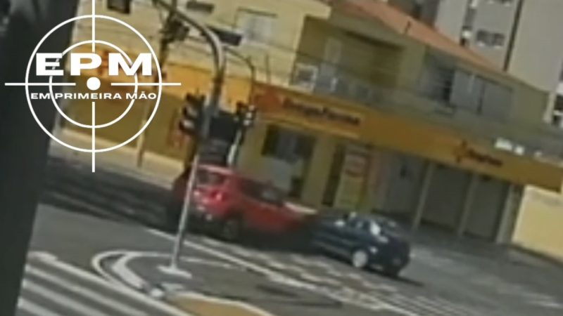 Câmera registra colisão entre dois carros em cruzamento da Avenida Presidente Vargas, em Franca