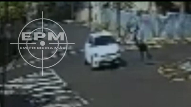 Ciclista dá pirueta no ar após colisão com carro em cruzamento de Franca