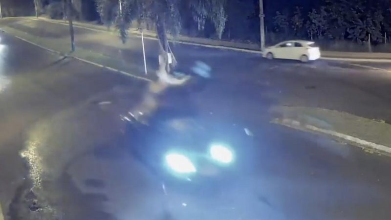 Câmera registra grave acidente entre carro e bicicleta em avenida de Franca