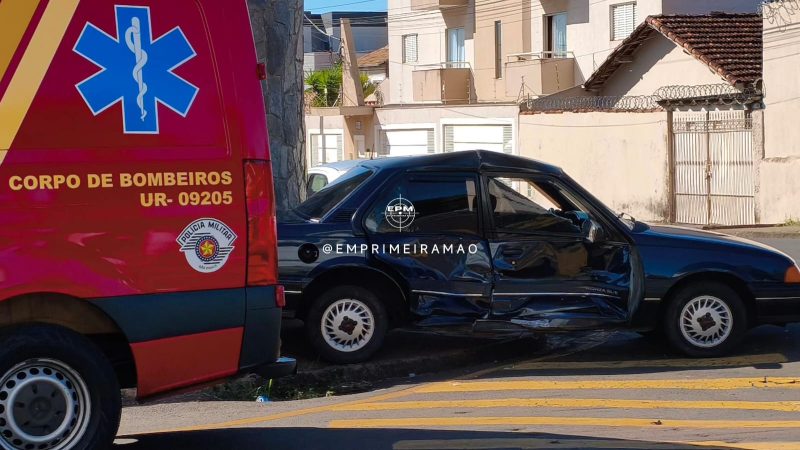 Carro roda e vai parar na calçada após colisão em cruzamento de Franca