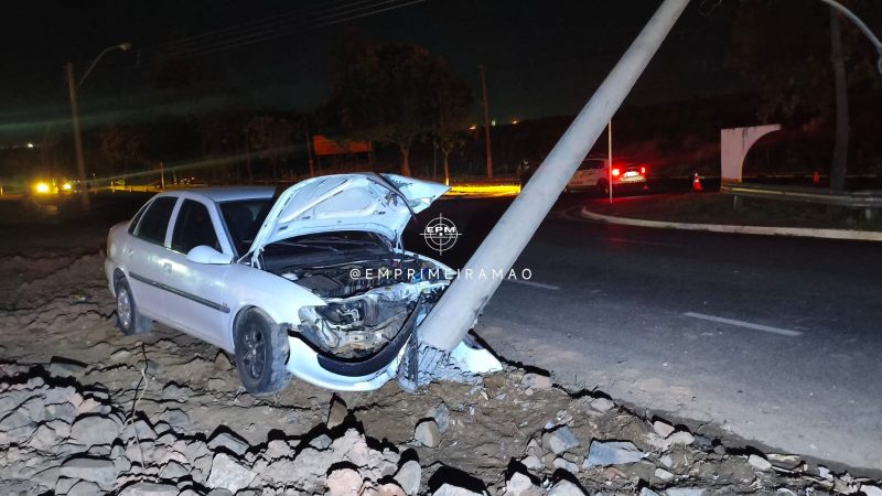 Motorista desvia de caminhonete, perde o controle e bate contra poste em avenida de Franca