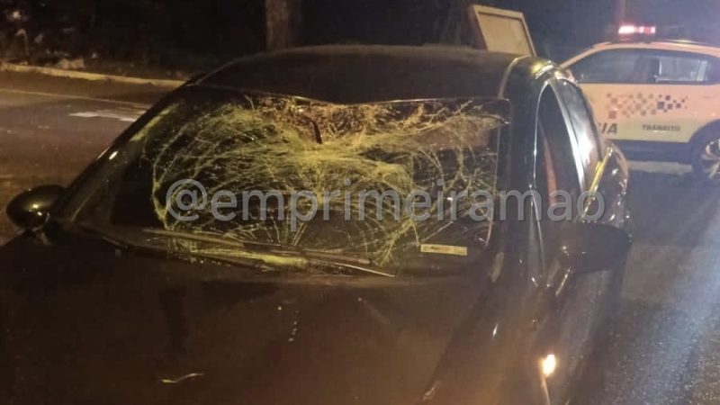 Acidente entre carro e bicicleta deixa ciclista ferido em avenida de Franca