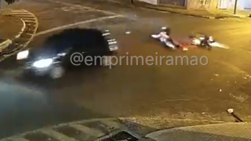 Motociclista avança sinal de pare e colide com carro em cruzamento no Jardim Dermínio