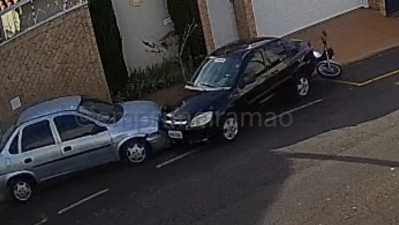 Motorista perde controle e atinge carro e moto estacionados no bairro São José