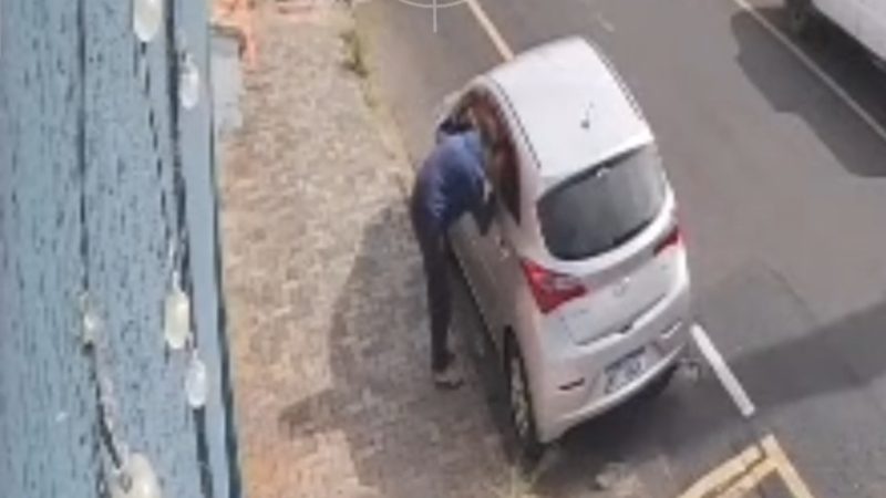 Câmeras registram homem furtando bolsa de carro estacionado no bairro São Joaquim