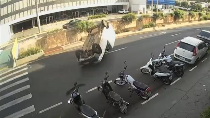 Motorista de Fiorino avança sinal vermelho, é atingido e carro capota em avenida de Franca