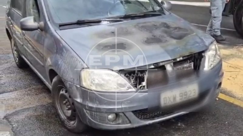 Carro fica danificado após pegar fogo na Avenida Major Nicácio