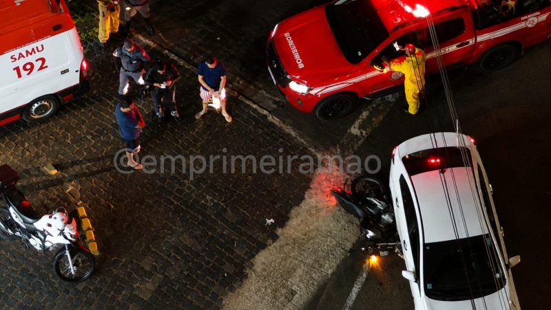 Moto fica presa debaixo de carro após acidente na região oeste de Franca