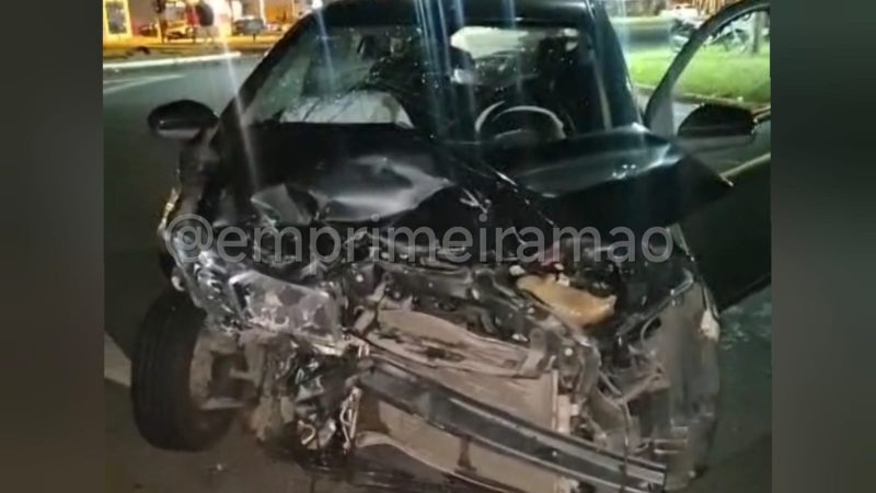 Carros ficam destruídos após colisão em rotatória de Franca