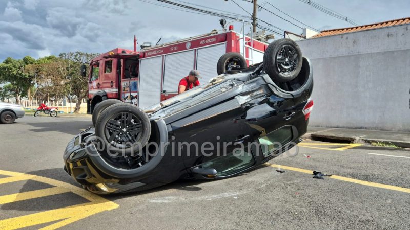 Motorista avança sinal de parada, é atingida e carro capota em cruzamento de Franca