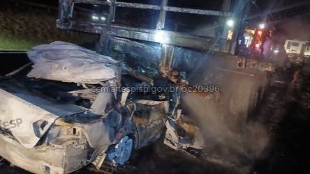 Motorista morre carbonizado após carro bater na traseira de carreta e pegar fogo na Anhanguera
