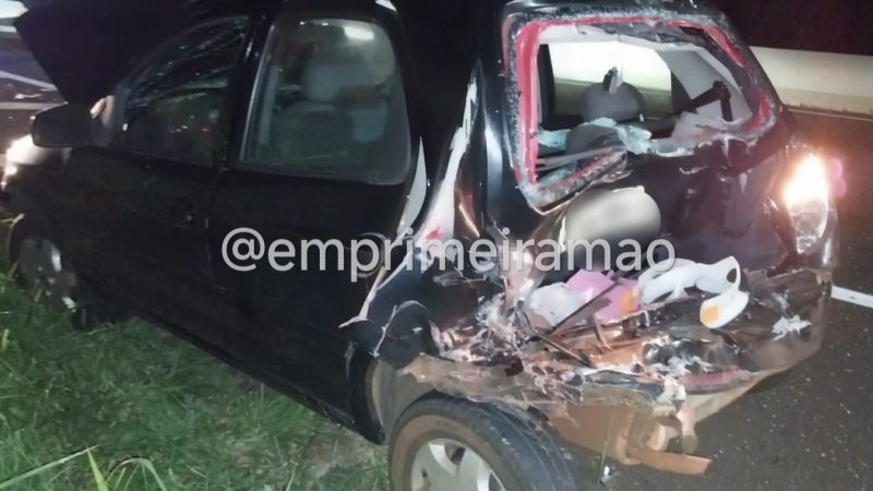 Carro parado na pista é atingido por caminhão; duas mulheres ficam em estado grave