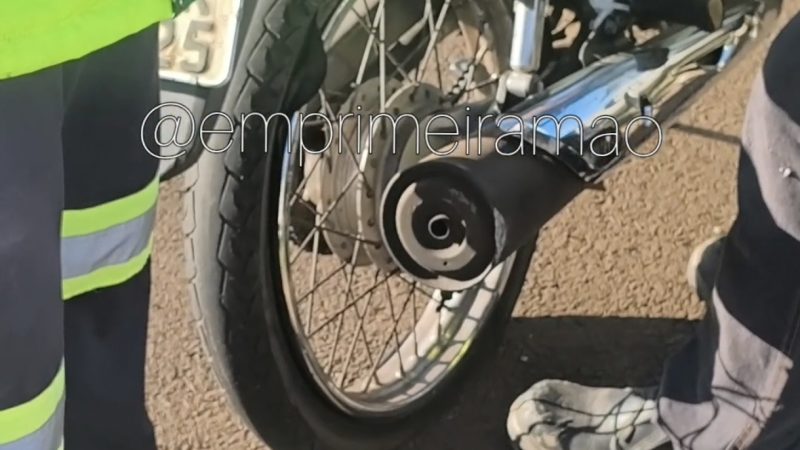 Mulher é socorrida em estado grave após pneu de moto estourar em rodovia