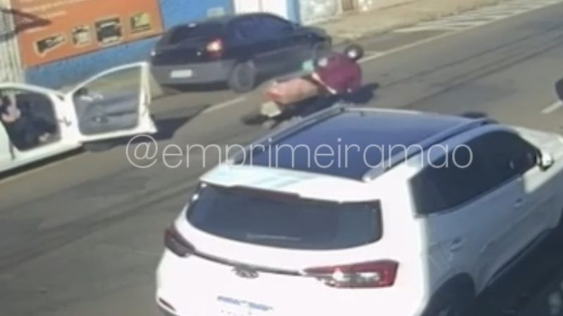 Passageiro abre porta de veículo e causa acidente com motociclista em Franca