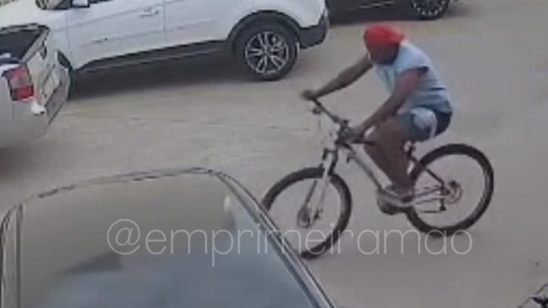 Câmera de segurança registra criminoso furtando bicicleta em estacionamento