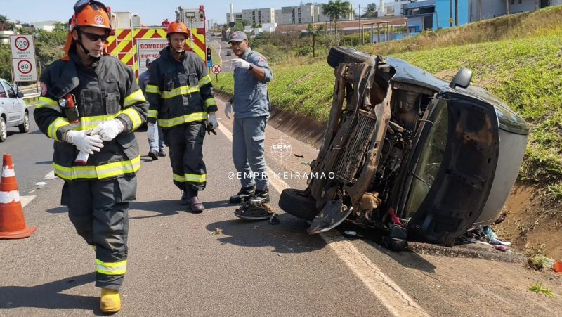 Carro tomba após motorista ser fechada por outro veículo na Rodovia Engenheiro Ronan Rocha, em Franca