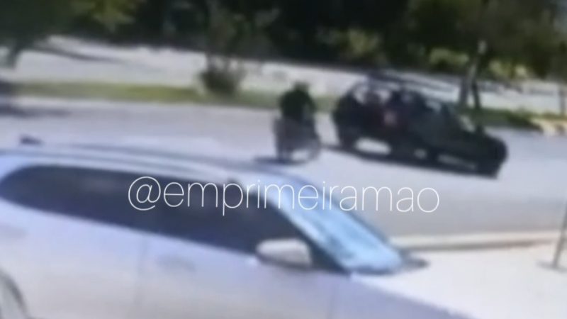 Câmera registra colisão traseira entre carro e moto em avenida de Franca