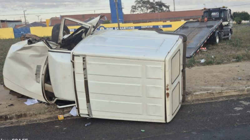 Carro tomba após colidir contra poste em avenida de Franca