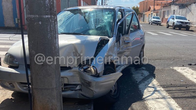 Carros ficam destruídos em colisão na Francisco Marques; casal fica ferido
