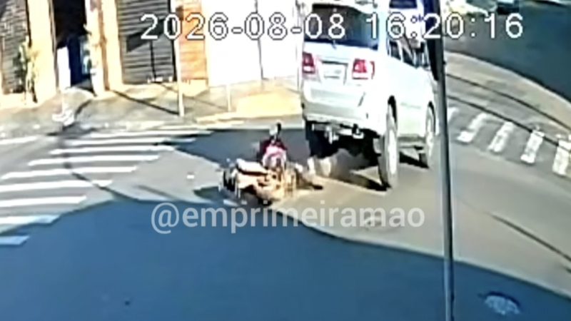 Caminhonete passa por cima de motocicleta em acidente na Avenida Brasil